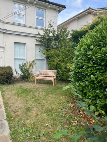 Kert, Elegant Bloomsbury Apartment in Tunbridge Wells in Royal Tunbridge Wells