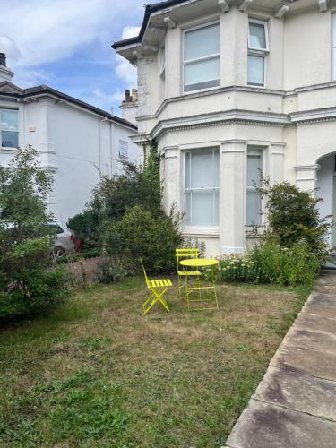 Kert, Elegant Bloomsbury Apartment in Tunbridge Wells in Royal Tunbridge Wells