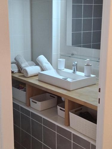 Studio mezzanine hyper centre, au pied du castillet