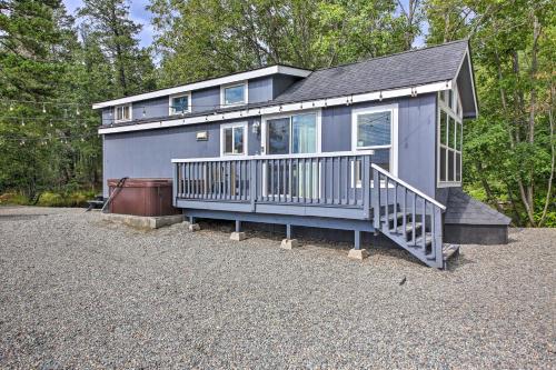 Wilderness Glamping Eureka Tiny Home with Hot Tub!