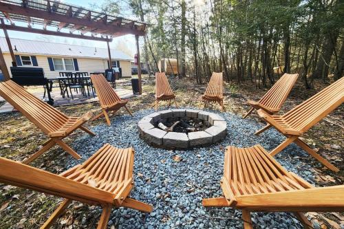 Lake Access Upstate NY - your Catskills getaway with hot tub, sauna and firepit! in Loch Sheldrake, USA