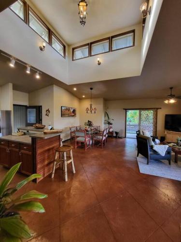Létesítmények, Unique Lava House by steaming crater in Leilani Estates (HI)