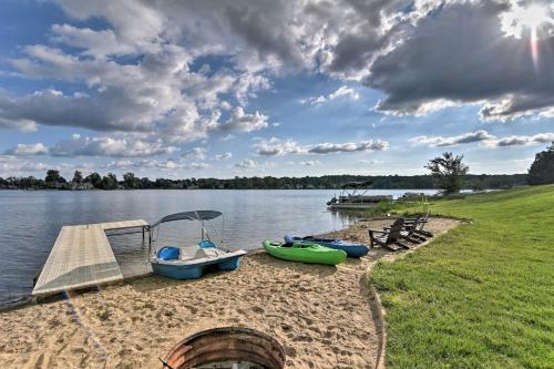 B&B Fenton - Homey Lakefront Hideaway with 2 Decks and Dock! - Bed and Breakfast Fenton