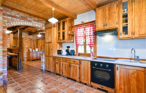 virtuve, Three-Bedroom Holiday Home In Gornji Trpuci in Starjak