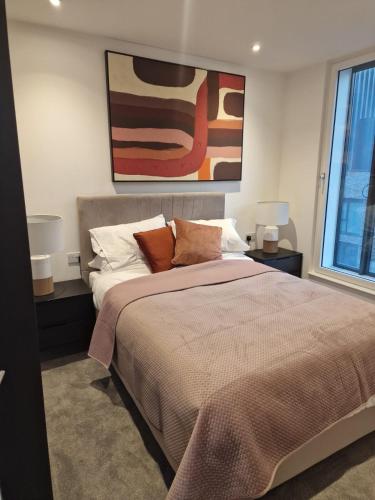 Modern 2 Bed En-suite Apartment W/ Juliet Balcony