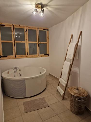 Aprosmeno Jacuzzi House 3 With Private Pool in Agros
