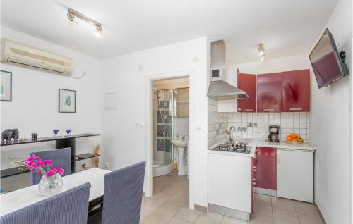 Konyha, 1 Bedroom Amazing Apartment In Omisalj in Omišalj