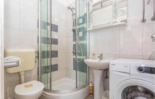 Fürdőszoba, 1 Bedroom Amazing Apartment In Omisalj in Omišalj