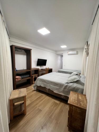 1 queen bed, 1 twin bed