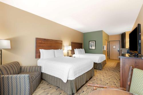 Queen Room with Two Queen Beds Walk-In Shower - Disability Access