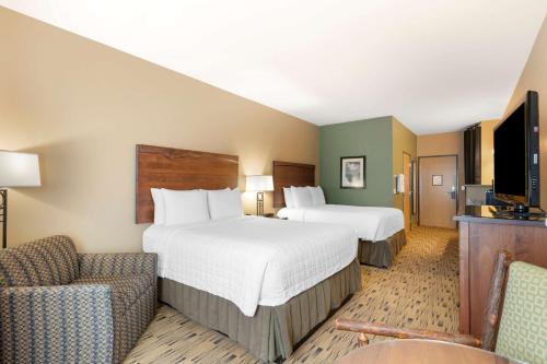 Queen Room with Two Queen Beds and Balcony - River View