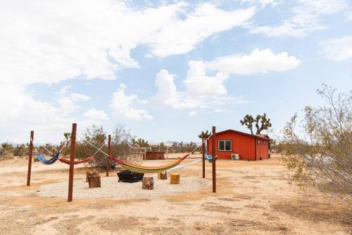 Cryptic Cabin-Tranquil Bohemian Getaway w/Hot Tub - Yucca Valley
