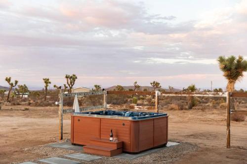 Cryptic Cabin-Tranquil Bohemian Getaway w/Hot Tub in Yucca Valley, USA