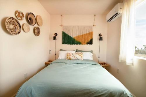 Cryptic Cabin-Tranquil Bohemian Getaway w/Hot Tub in Yucca Valley, USA