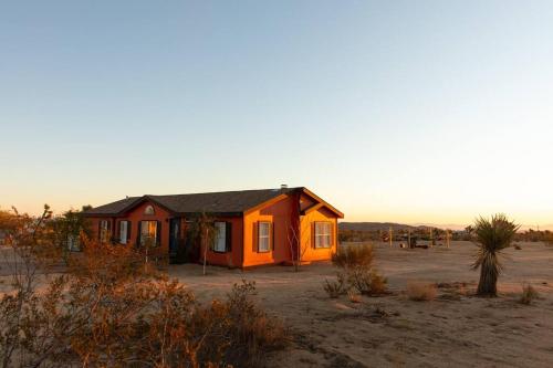 Hemingway House - Hot Tub Under The Desert Stars in Yucca Valley, USA