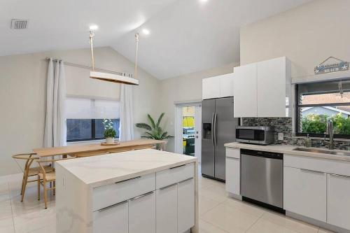 Citrus+Sunshine/Heated Pool/6 min to Beach/Casino in Dania Beach, USA