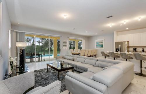 Beautiful 9 bedroom pool home located in the Solterra Resort! home in Davenport, USA