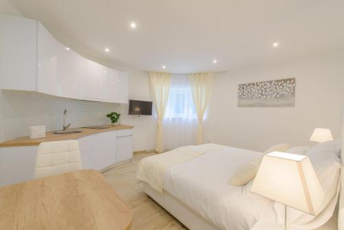 Apartments and rooms by the sea Split - 15298 - image 12