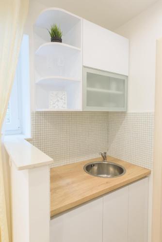 Apartments and rooms by the sea Split - 15298 - image 2