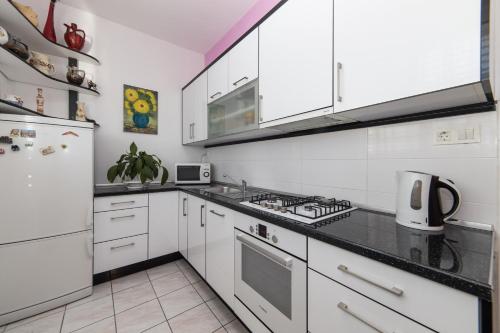 Apartments with a parking space Makarska - 15375 - image 5