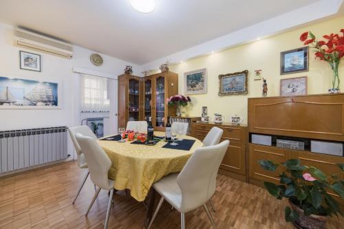Apartments with a parking space Makarska - 15375 - image 4