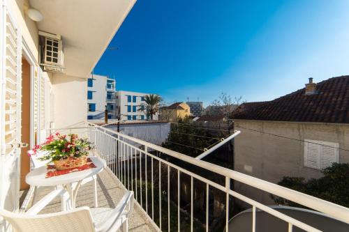 Apartments with a parking space Makarska - 15375 - image 11