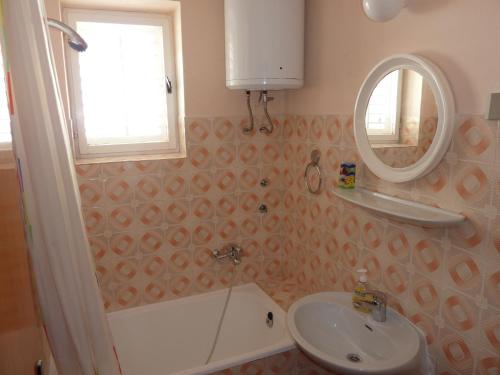 Apartments and rooms with parking space Hvar - 15378 - image 9