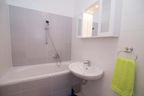 Apartments with a parking space Mali Losinj (Losinj) - 15400 - image 8
