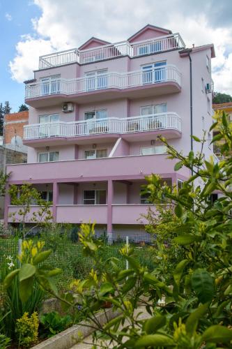 Apartments with a parking space Trogir - 15440 - image 2