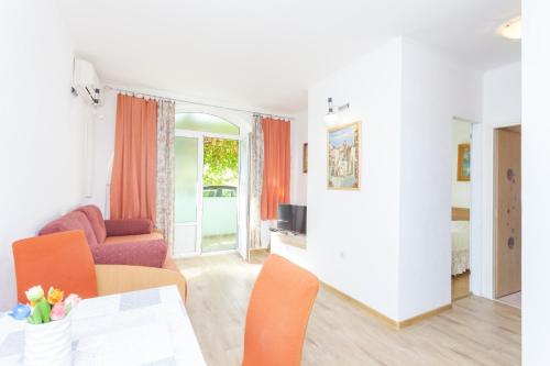 Apartments with a parking space Makarska - 15445 - image 6