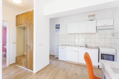 Apartments with a parking space Makarska - 15445 - image 12
