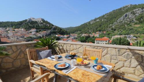 Apartments with a parking space Hvar - 15460 - image 2