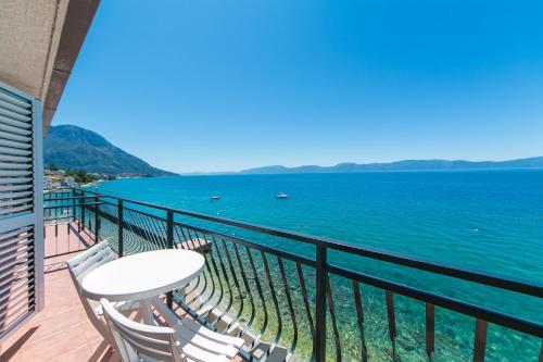 ระเบียง/ชานเรือน, Apartments by the sea Brist, Makarska - 15465 in บริสต์