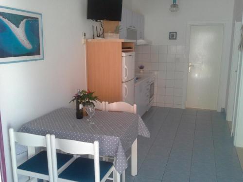 Apartments with a parking space Bol Brac - 15564 - image 6