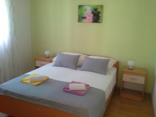 Apartments with a parking space Bol Brac - 15564 - image 2