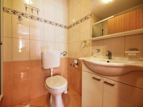 One-Bedroom Apartment with Terrace and Sea View image 4