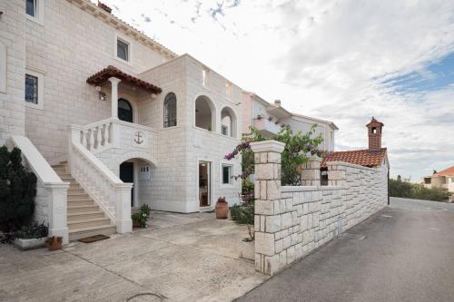 Apartments with a parking space Supetar, Brac - 15640 - Location saisonnière - Supetar