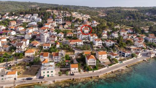 Family friendly apartments with a swimming pool Sutivan, Brac - 15665 - Apartment - Sutivan