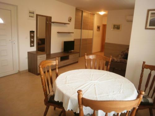 Apartments by the sea Preko Ugljan - 15669 - image 12