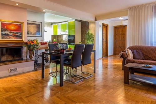 Apartments with a parking space Pula - 15678 - image 7