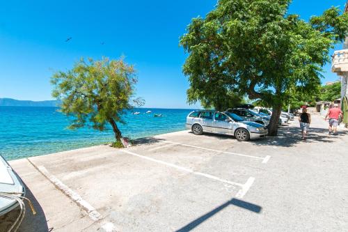 Apartments by the sea Brist, Makarska - 15714