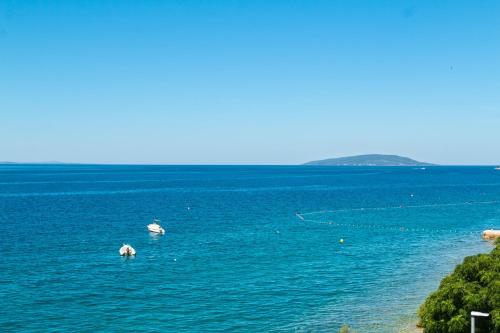 Apartments by the sea Brist, Makarska - 15714