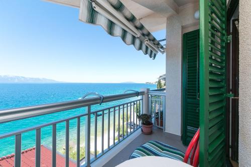 Apartments by the sea Brist, Makarska - 15714