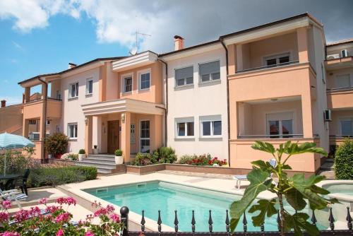 Family friendly apartments with a swimming pool Vinkuran, Pula - 15736 – khách sạn tại Vinkuran