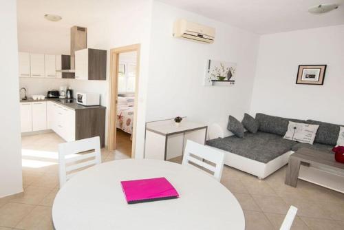 Family friendly apartments with a swimming pool Vinkuran Pula - 15736 - image 9