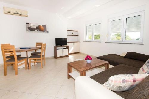 Family friendly apartments with a swimming pool Vinkuran Pula - 15736 - image 11