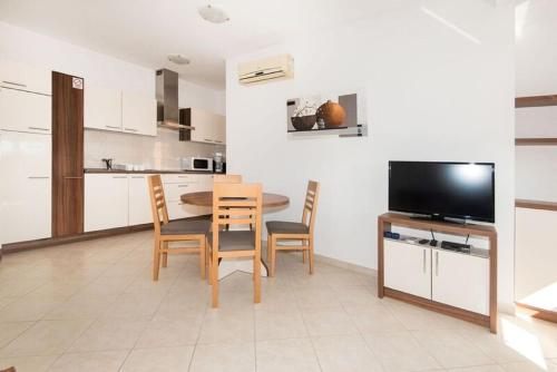 Family friendly apartments with a swimming pool Vinkuran Pula - 15736 - image 14