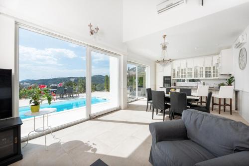 Luxury villa with a swimming pool Hvar - 15992 - image 2