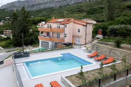 Family friendly apartments with a swimming pool Klis, Split - 16005, Klis