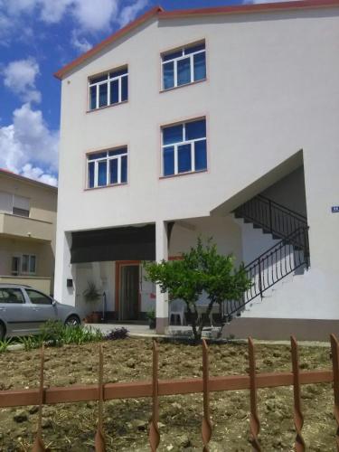 Foto 1: Apartments with a parking space Kastel Novi, Kastela - 16018